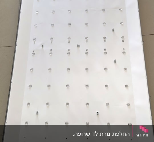 פאנל תאורה עם נורות על רצפה